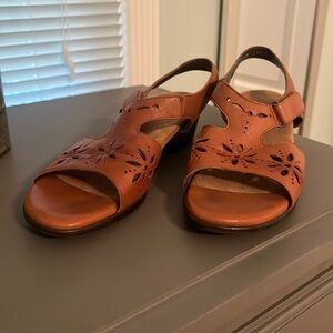 SAS Comfort low heeled sandal